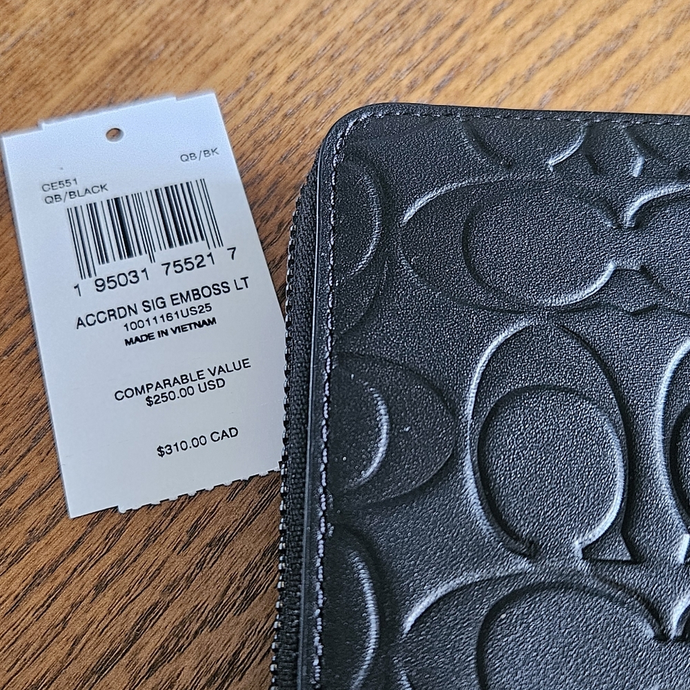 COACH Black Embossed Accordian Wallet 🖤 - Picture 2 of 3
